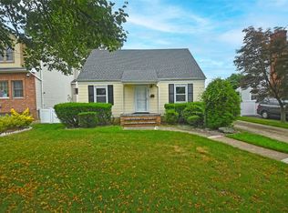 57 Netherwood Dr, Albertson, NY 11507