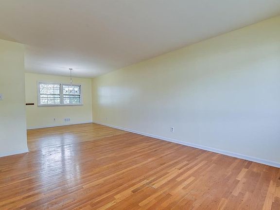 3rd image of 126 Rosewood Ln
