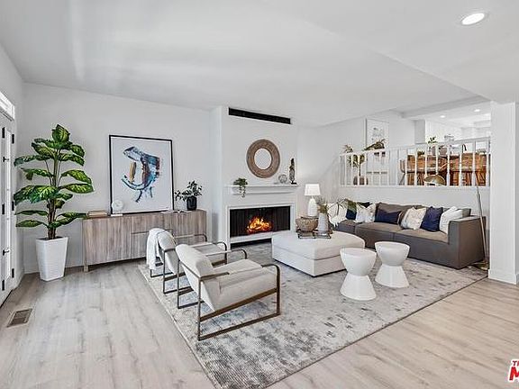 2nd image of 4742 S La Villa Marina