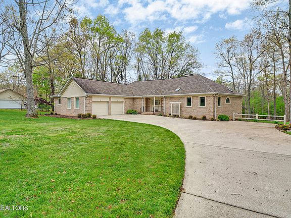 3rd image of 662 Laurel Cir