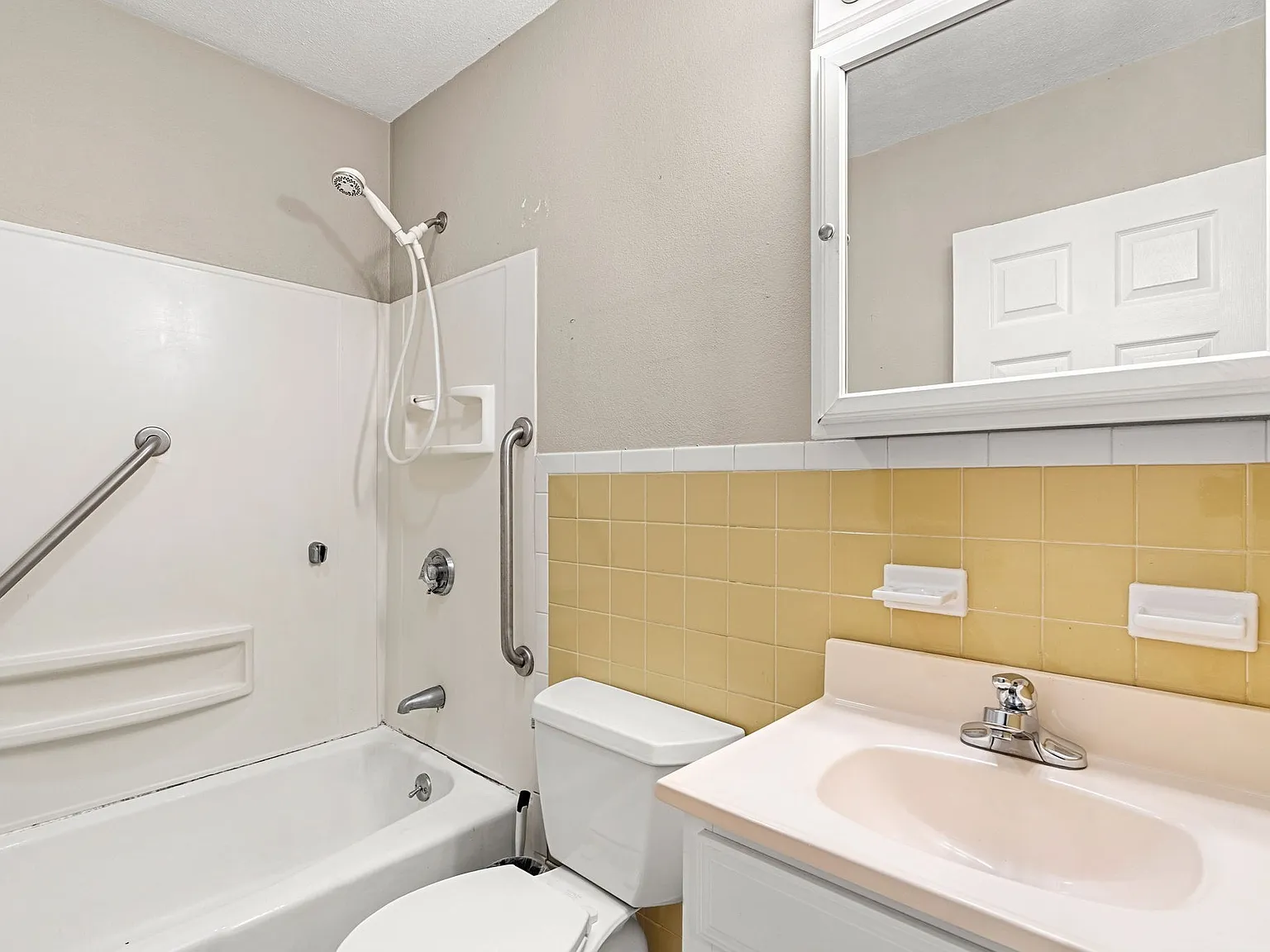 2 bed, 1.0 bath, 647 sqft, $2,300 — Photo 4