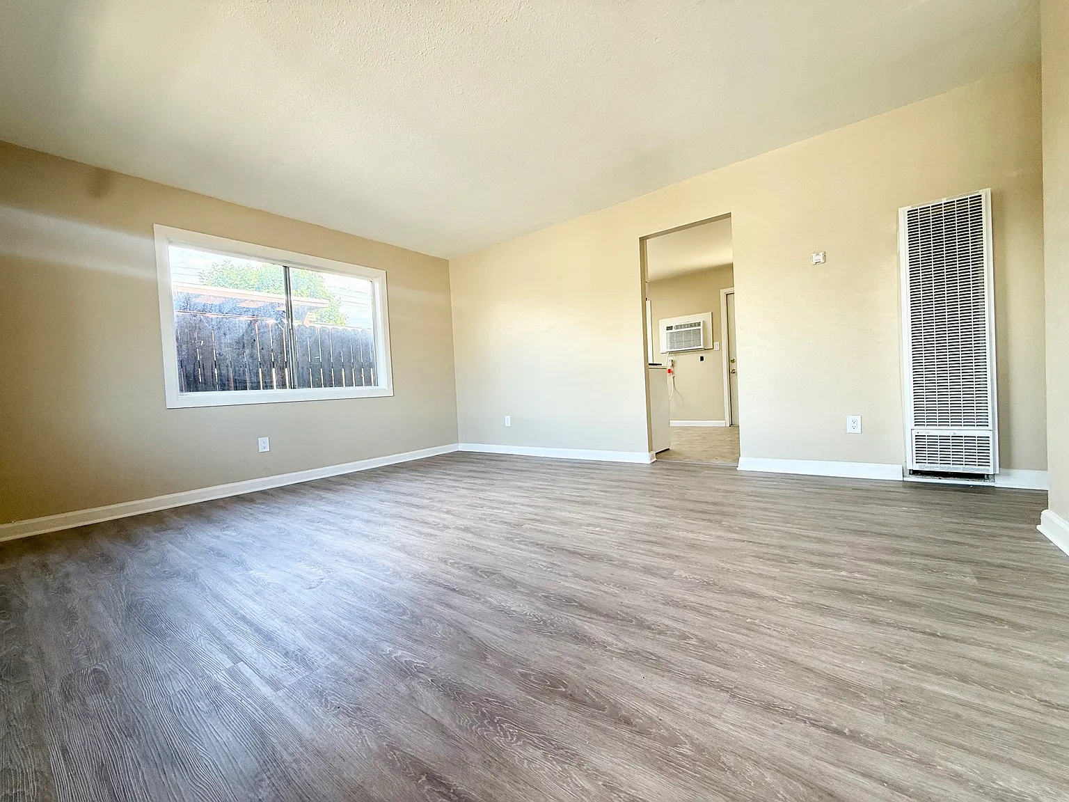 3 bed, 900 sqft, $2,295 — Photo 2