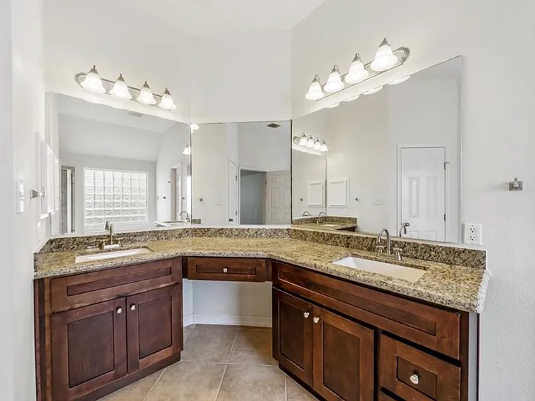 706 Silver Creek Cir — Photo 9