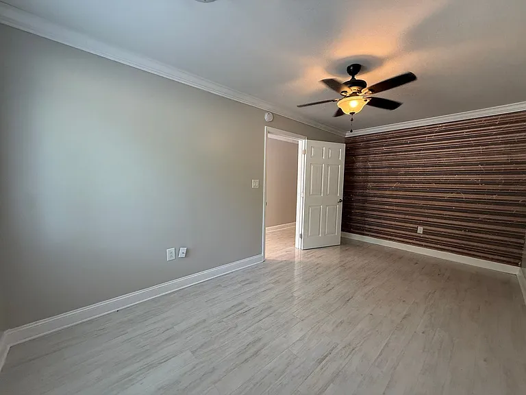 620-646 Lovers Ln — Photo 8