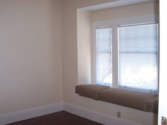 Window seat in Bedroom