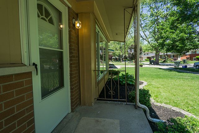 1st image of 818 N Rainbow Dr