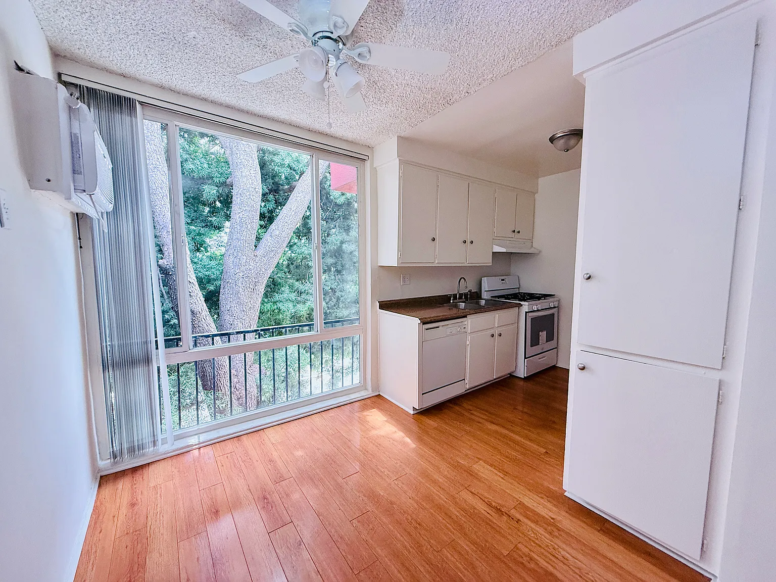 3 bed, 1150 sqft, $2,725 — Photo 4