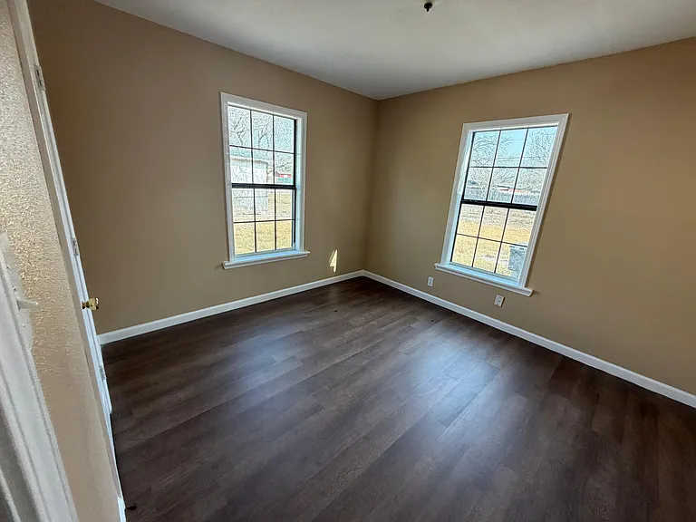 401 W Roosevelt Ave — Photo 3