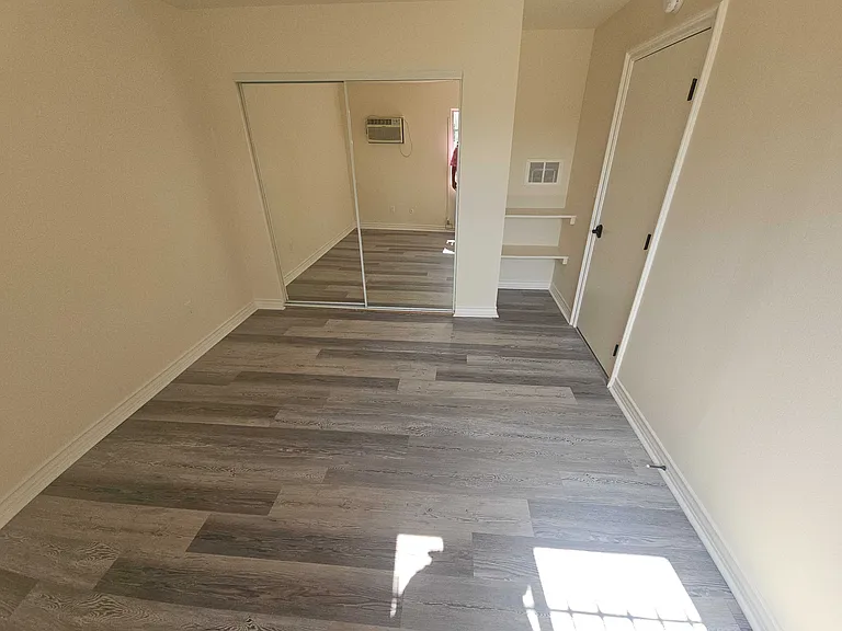 Mammoth Ave — Photo 17