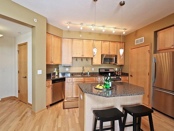 2nd image of 500 Grant St E #908