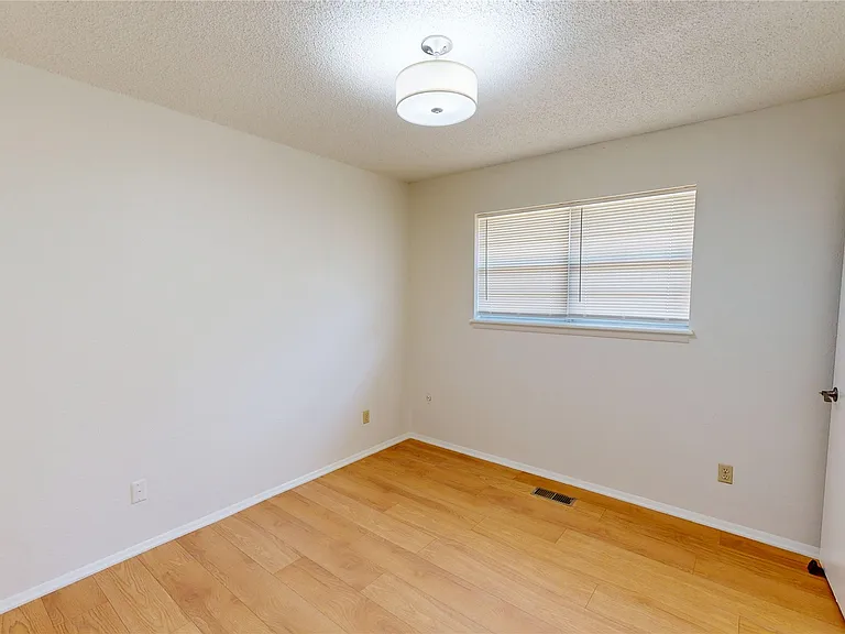 503 W C St — Photo 11