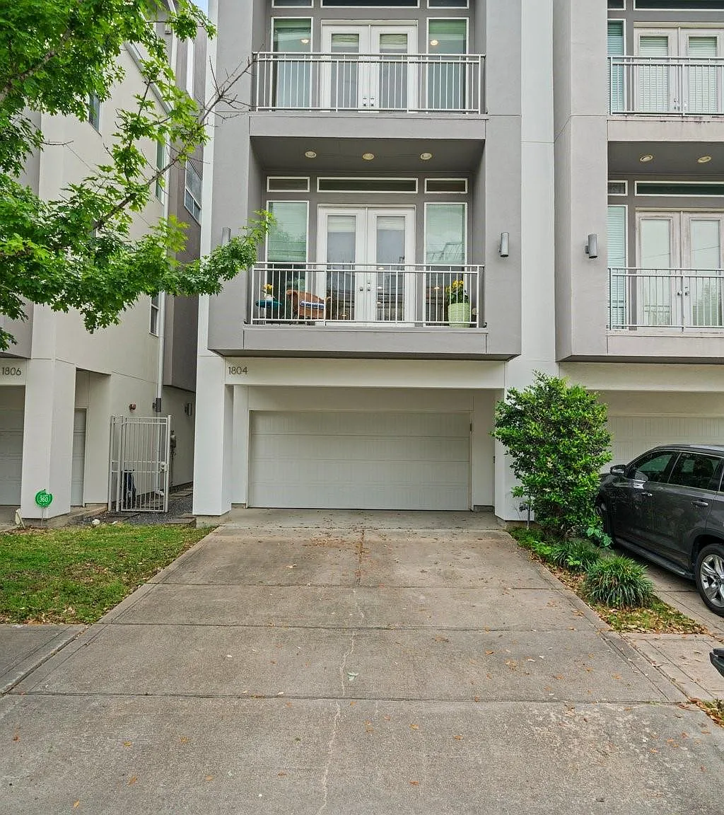 3 bed, 3.5 bath, 2916 sqft, $4,300 — Photo 2