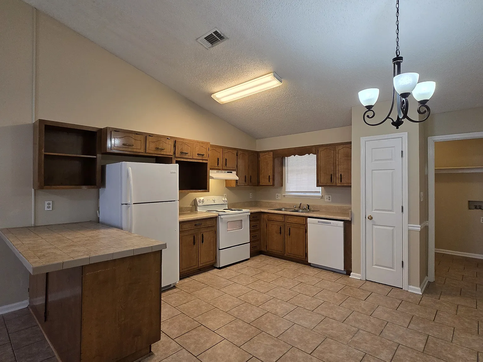 106 Augusta Court - A — Photo 3