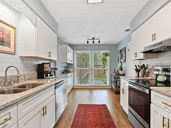 4th image of 224 Groveland Circle