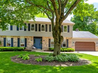 916 Paradise Ln, Libertyville, IL 60048