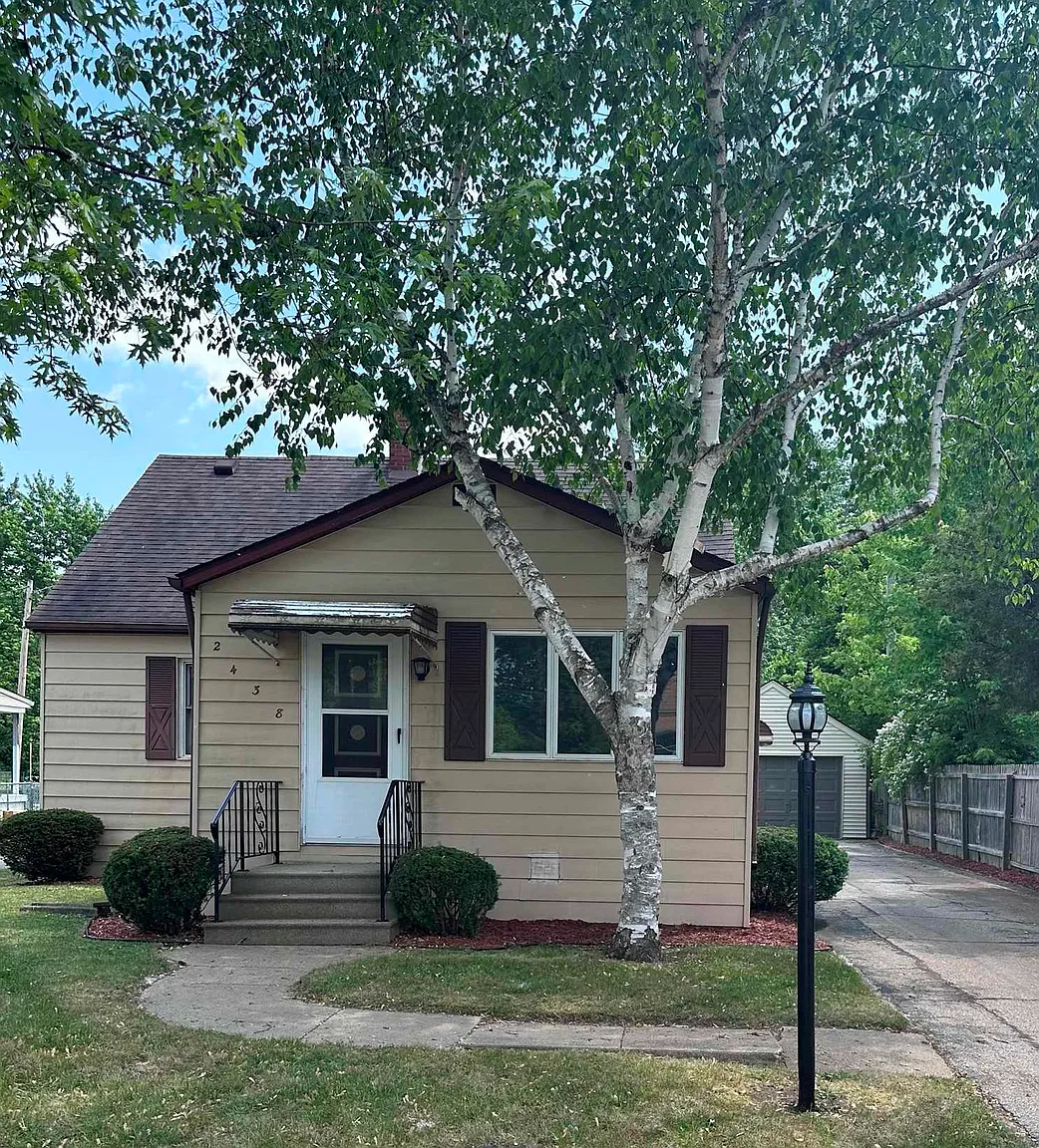 2438 Kosciuszko Ave photo 1