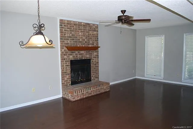 4 bed, 2.5 bath, 1922 sqft, $2,595 — Photo 2