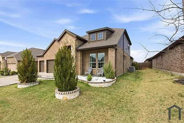 5 bed, 2684 sqft, $4,109 — Photo 4