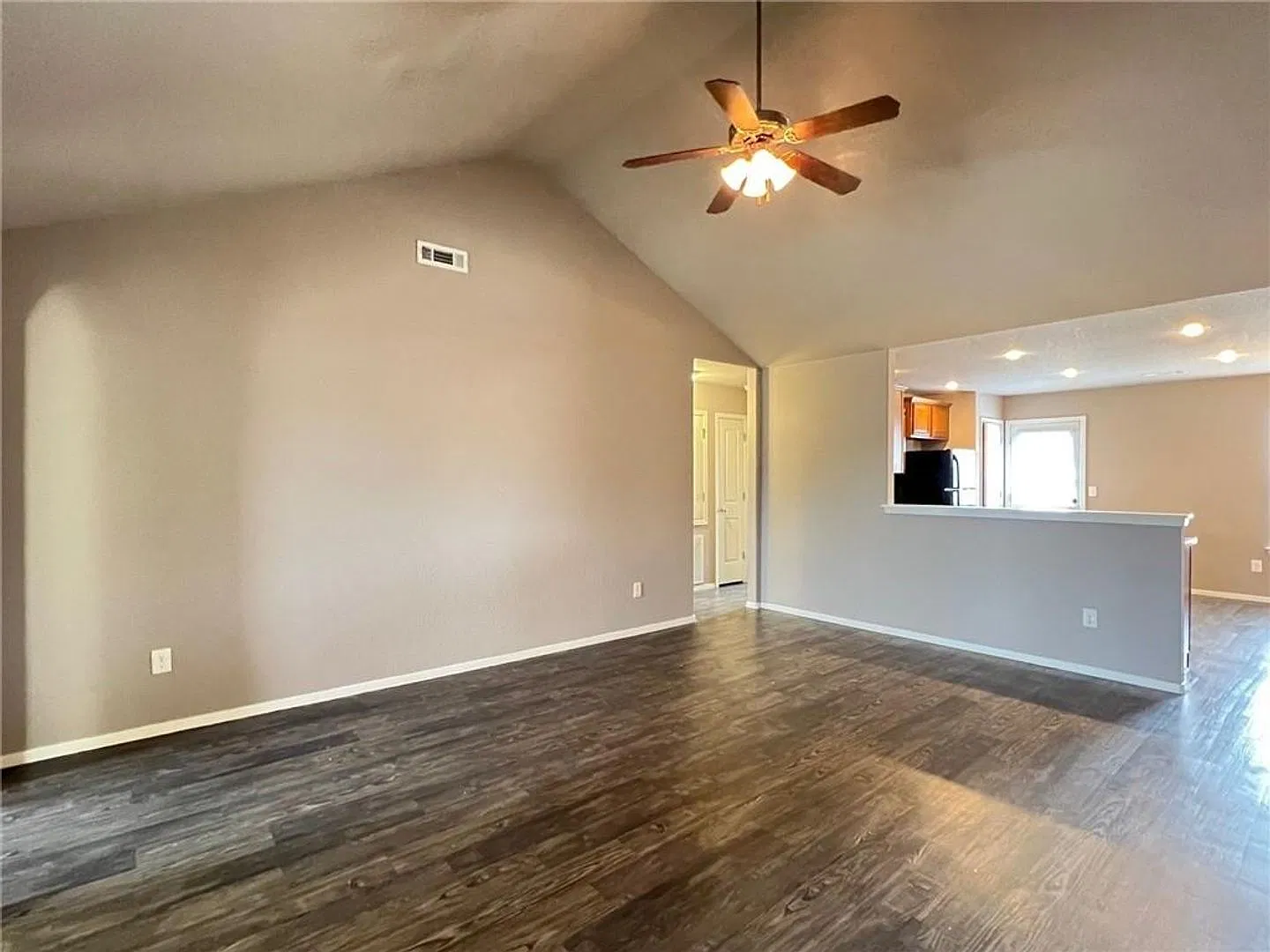 Nice 4 bedroom 2 bath home in SE Fayetteville — Photo 3