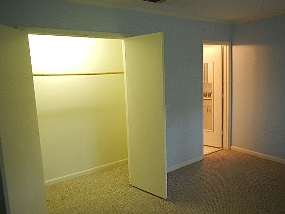 4th image of 800 Mallery St Village Green Condos