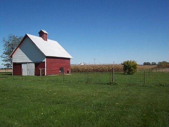 Barn/crib with fenced in pasture