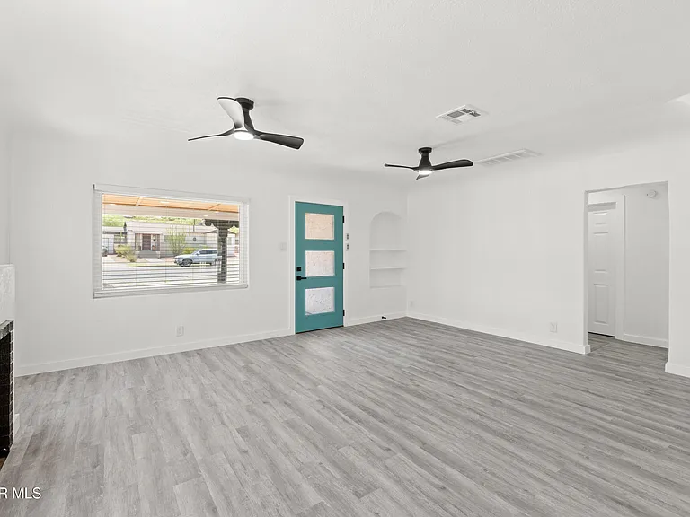 3221 N Stanton St — Photo 8