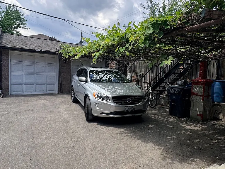1080 Dufferin St #MAIN FLOOR — Photo 4