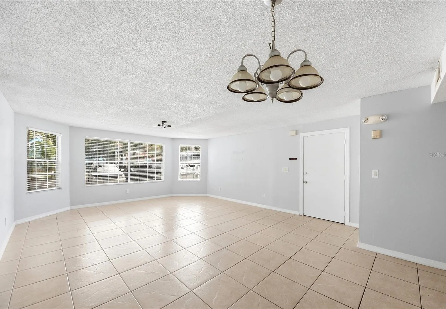 3 bed, 2.0 bath, 1287 sqft, $1,700 — Photo 2