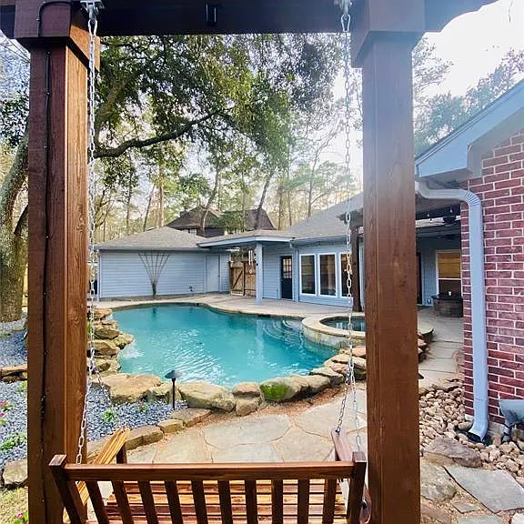 39 Silent Brook Pl — Photo 2