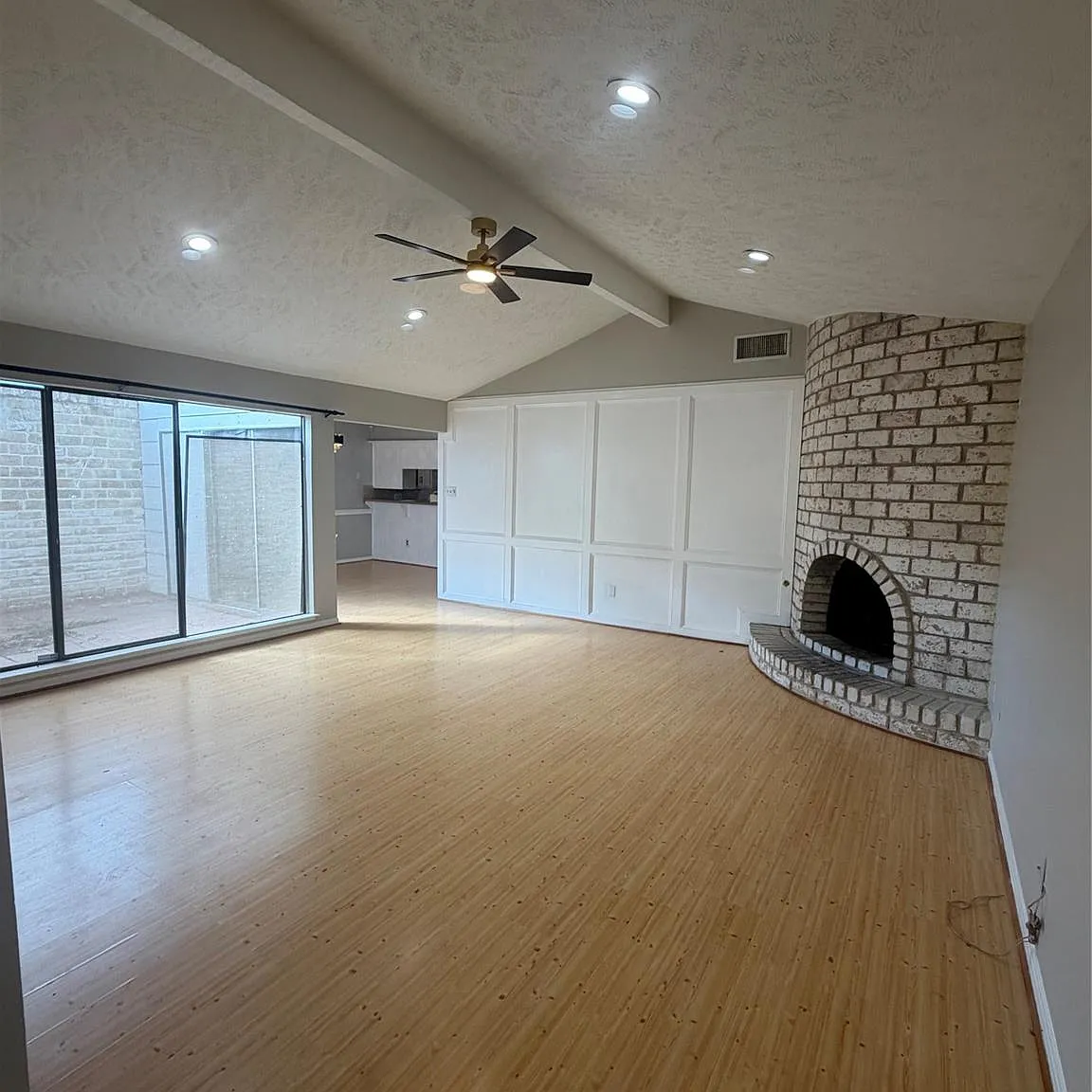 3 bed, 2.0 bath, 1508 sqft, $2,050 — Photo 3