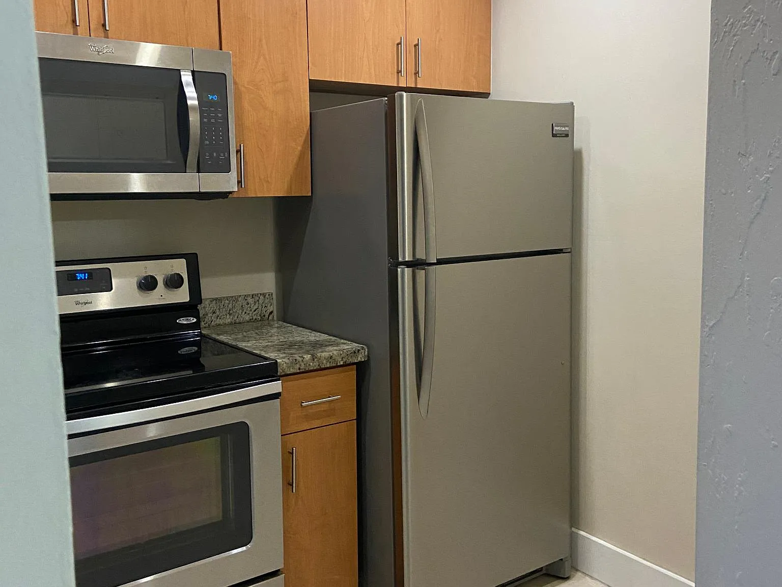1 bed, 1.5 bath, 805 sqft, $1,850 — Photo 2