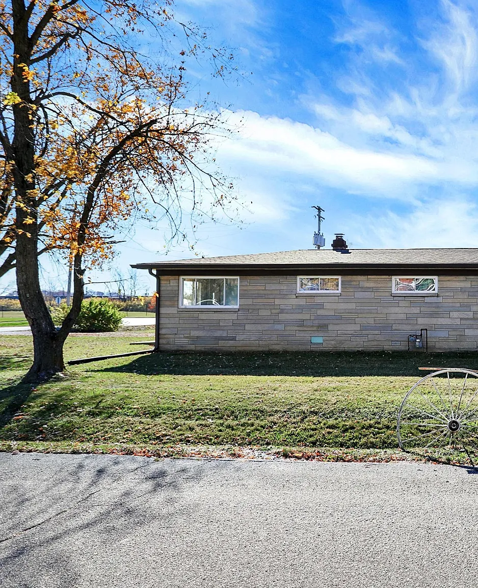 3 bed, 900 sqft, $1,450 — Photo 1
