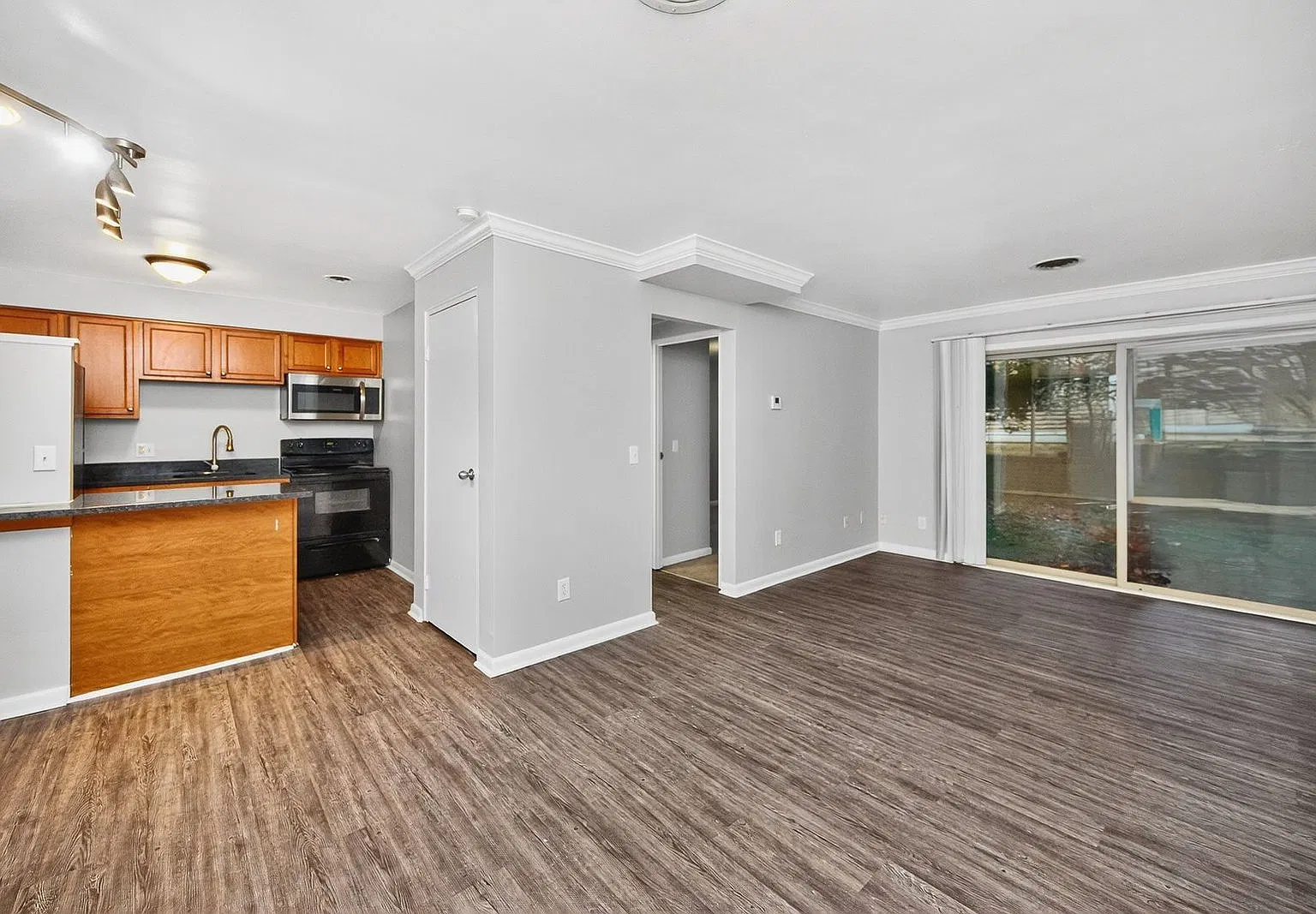 1 bed, 1.0 bath, 570 sqft, $1,050 — Photo 2