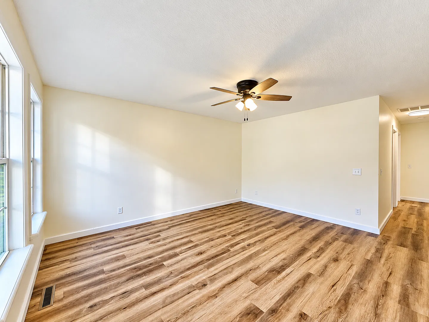 3 Bed | 1 Bath | 1 Car Garage Home! 1100 sqft located in Springfield! — Photo 2
