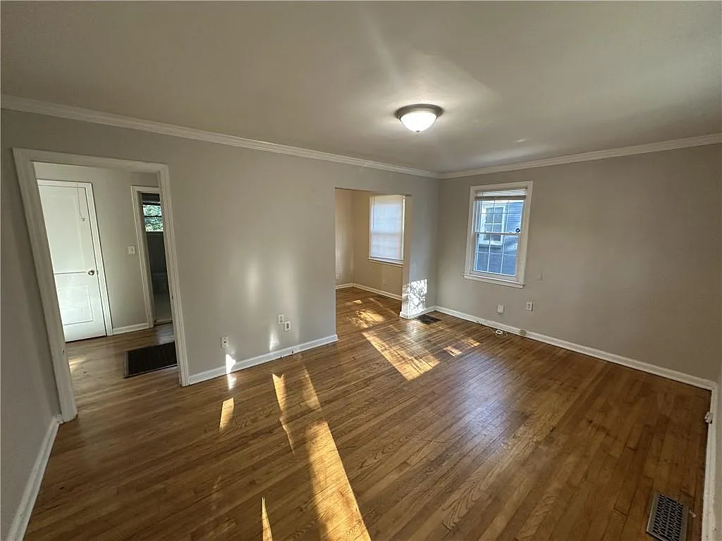 2 bed, 1.0 bath, 1035 sqft, $1,500 — Photo 2