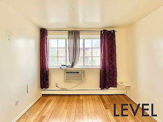 2nd image of 1702 Park Pl #2