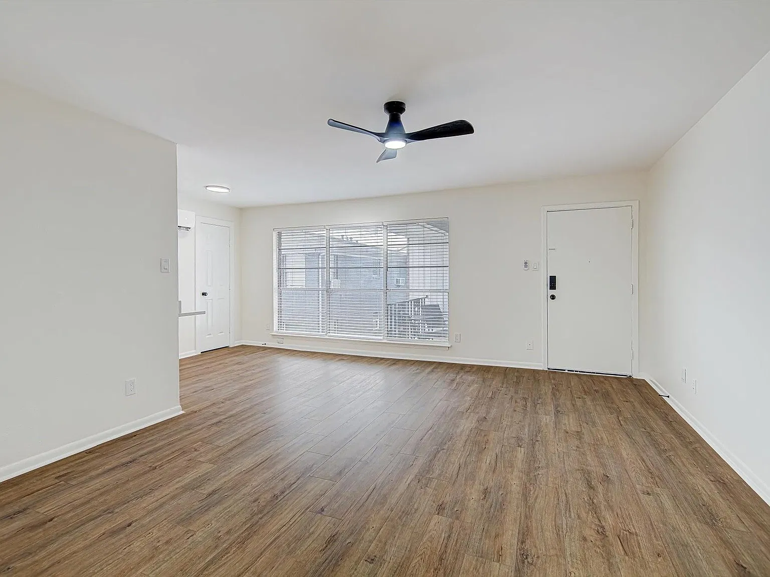 1 bed, 1.0 bath, 700 sqft, $1,300 — Photo 1