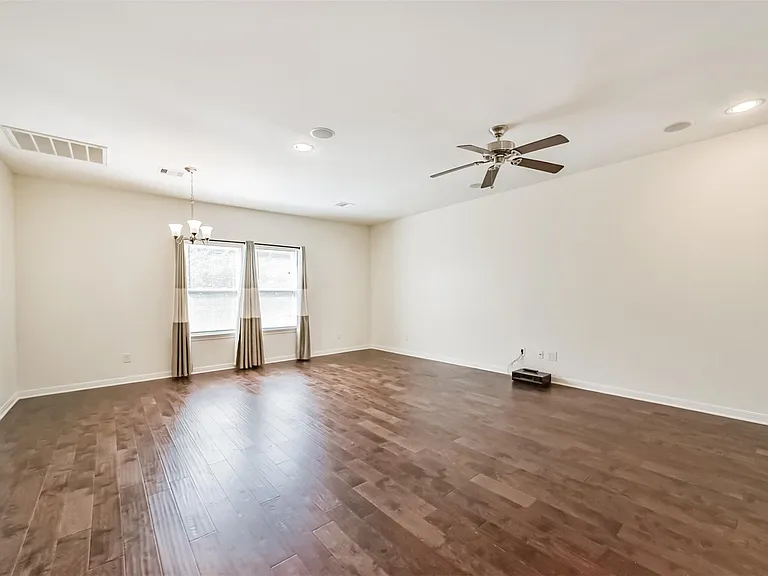 5305 Avenue J — Photo 8