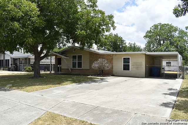 4 bed, 1.0 bath, 1700 sqft, $1,650 — Photo 2
