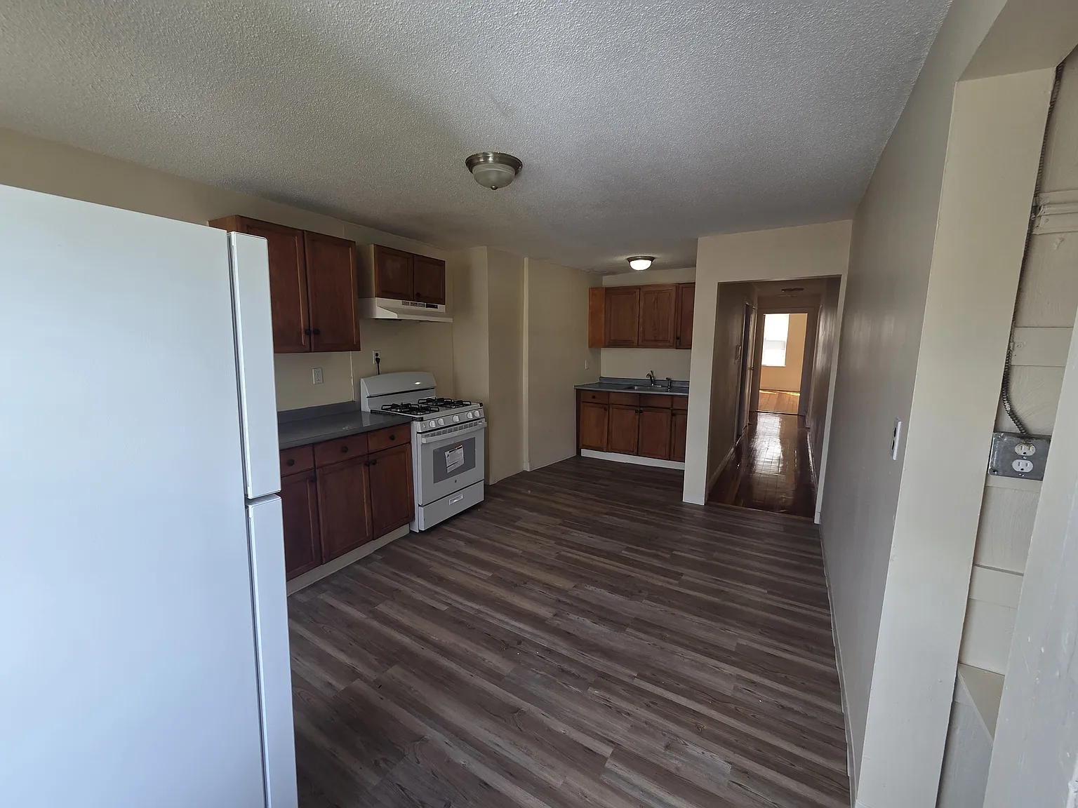 3 bed, 1100 sqft, $3,300 — Photo 4