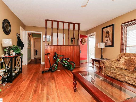 4th image of 809 Hillwood Ave