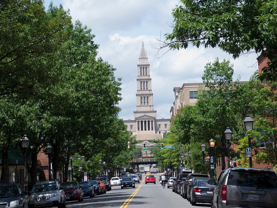 King street area looking toward metro. The rental is located just on the far side of the memorial shown here.