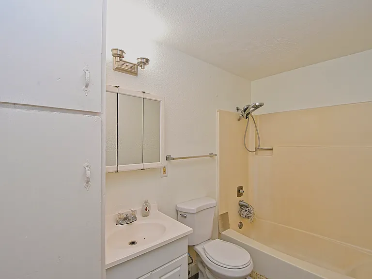 1138 E St — Photo 9