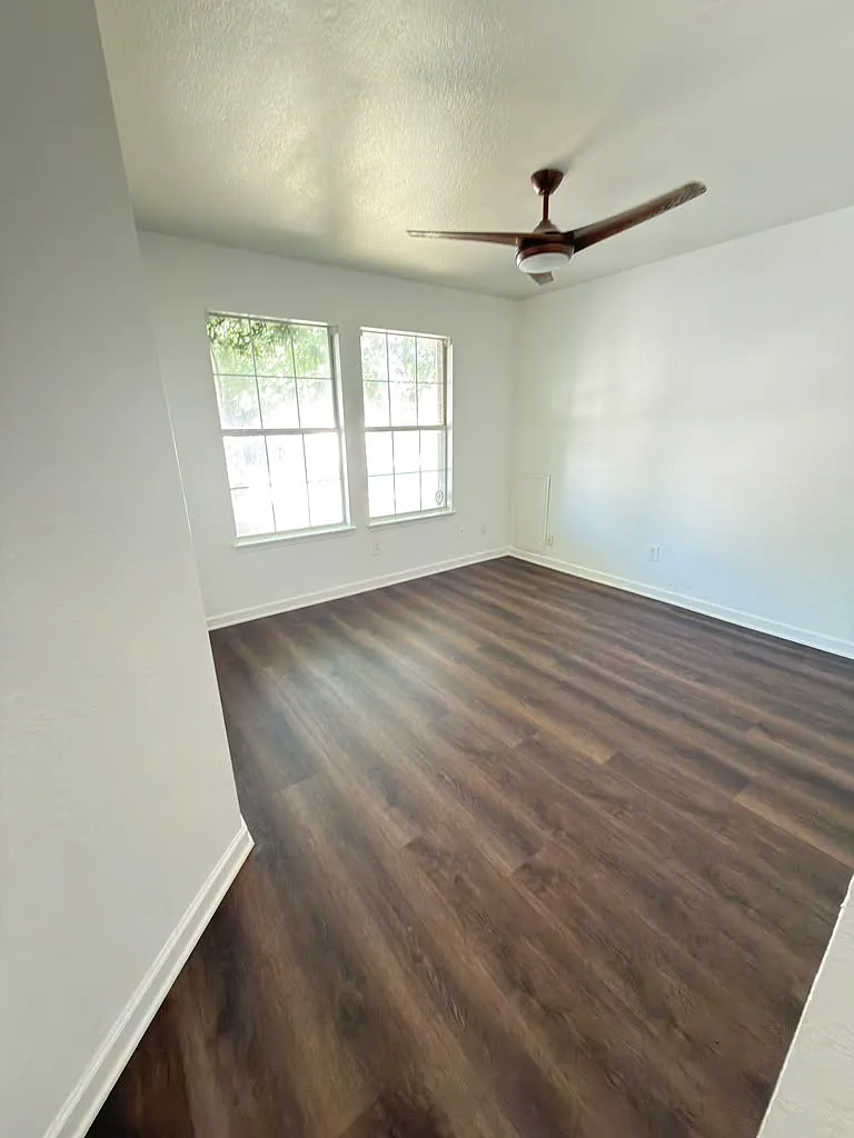 4 bed, 1930 sqft, $2,199 — Photo 4