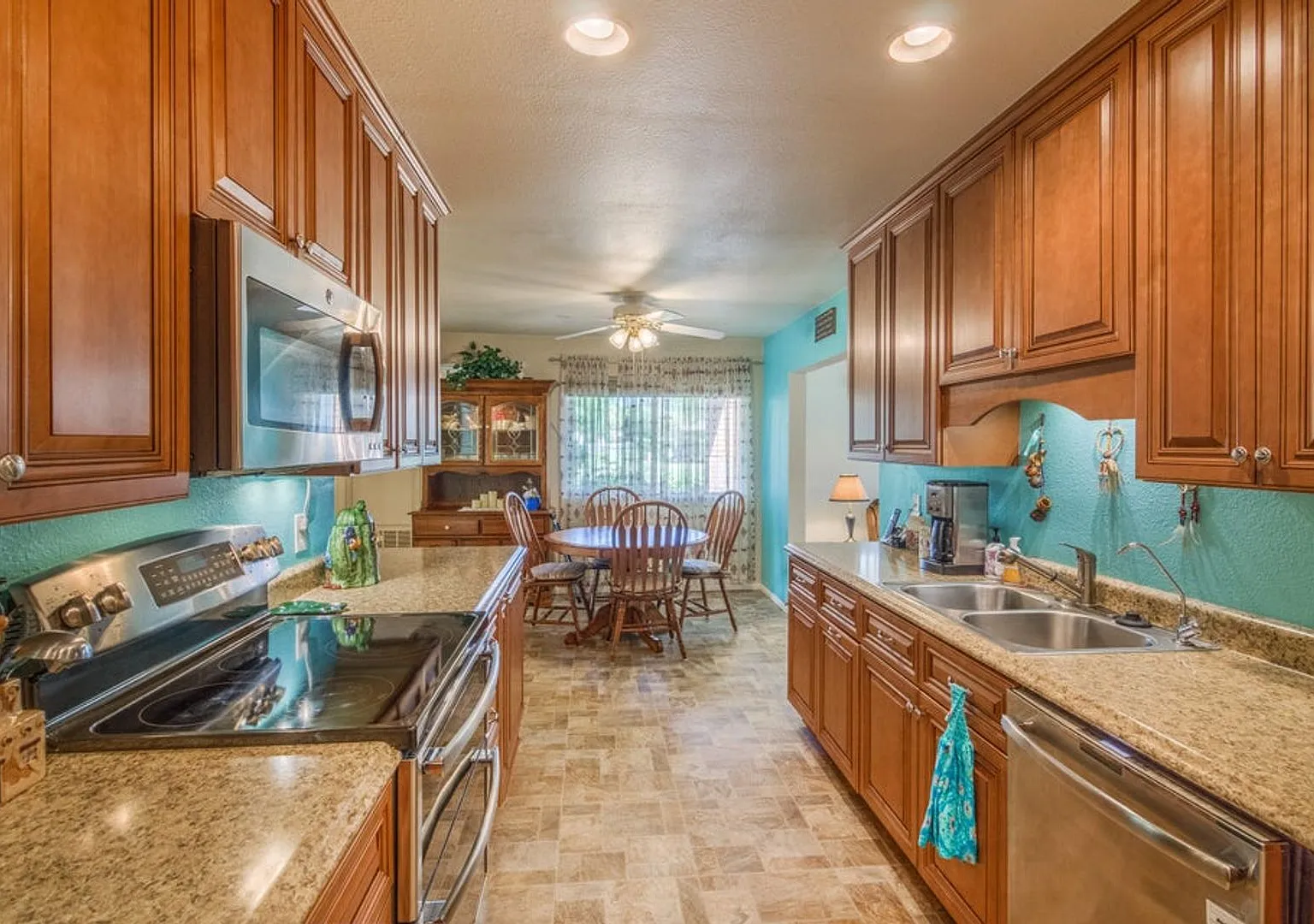 Welcome to this charming 2-bedroom, 2-bathroom home located in the vibrant 45+ Active Adult Resor... — Photo 3