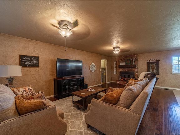 3rd image of 805 Lampton Ln