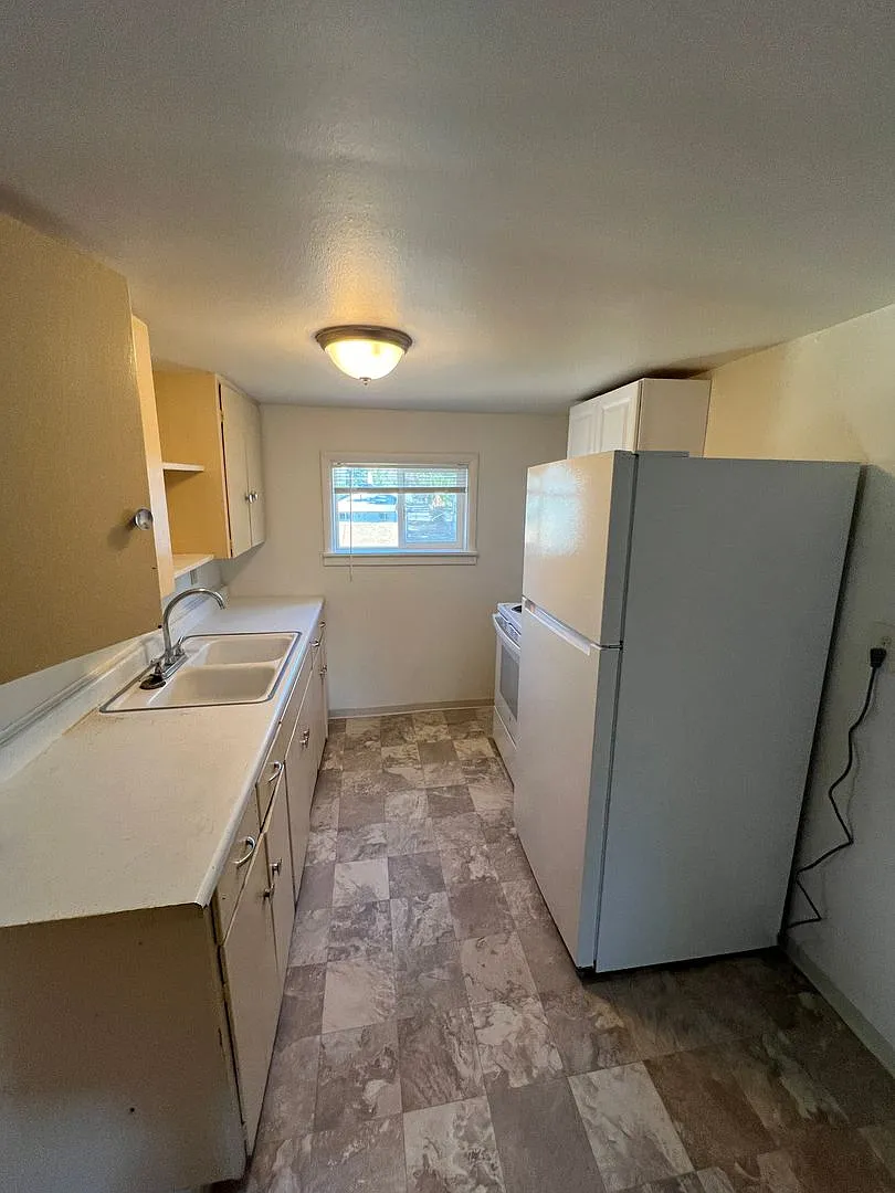 809 S 16th Ave - Yakima WA — Photo 3