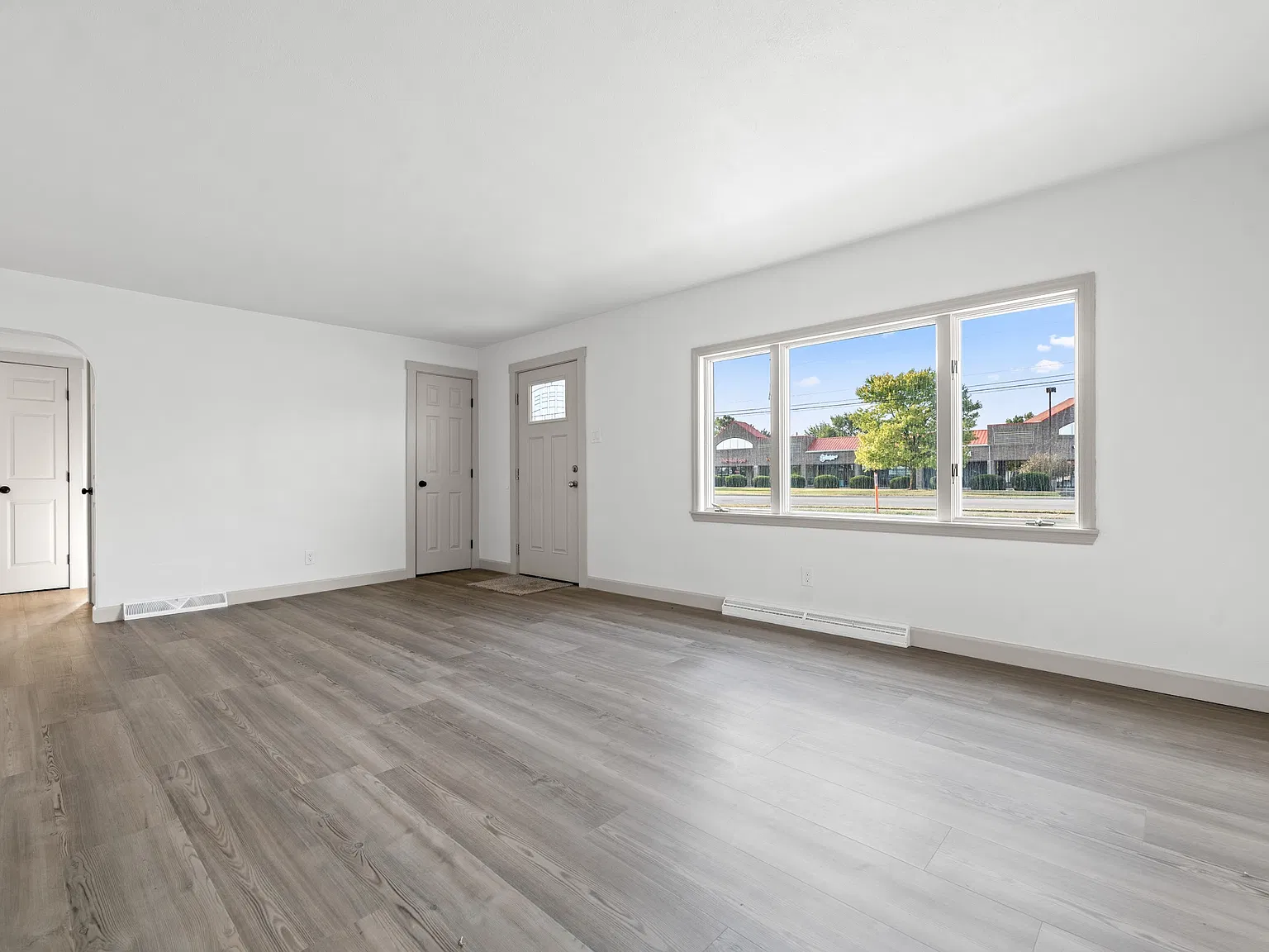 3 bed, 1129 sqft, $2,400 — Photo 2