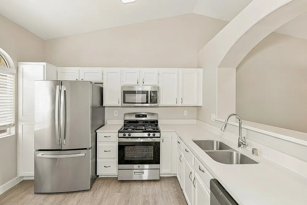3 bed, 2.0 bath, 1416 sqft, $2,110 — Photo 4