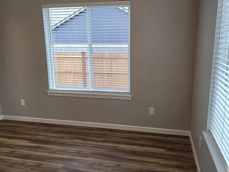 579 SW H St — Photo 33